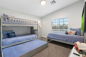 5 chambres, bureau, fer et planche à repasser, lit de bébé portatif
