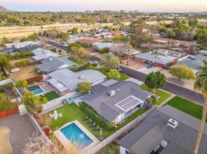 Quartiere residenziale con case, una piscina e cielo sereno.