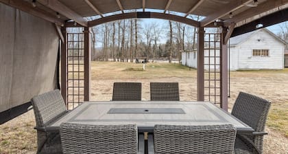 Lester’s Cottage - Riverfront Retreat