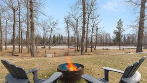 Property grounds - Lester’s Cottage - Riverfront Retreat (Stevensville)