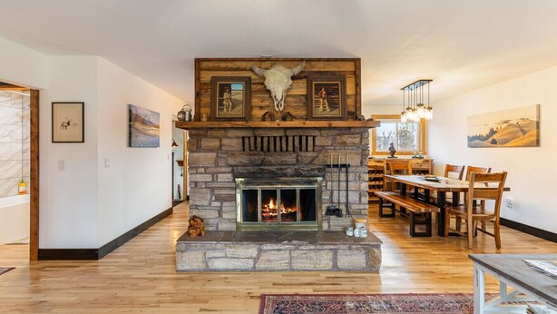 Interior - Lester’s Cottage - Riverfront Retreat (Stevensville)
