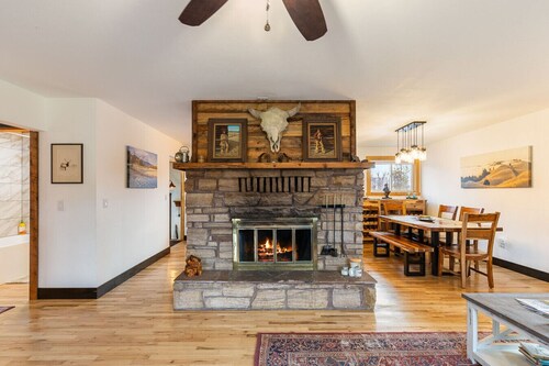 Lester’s Cottage - Riverfront Retreat