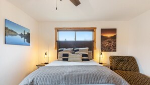 2 bedrooms, desk, iron/ironing board, travel cot - Lester’s Cottage - Riverfront Retreat (Stevensville)