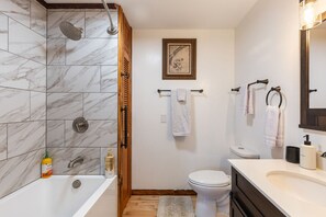 Badkar/dusch, hårtork, handdukar och tvål