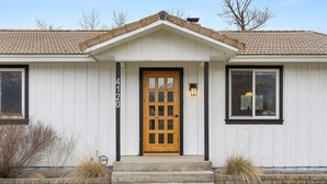 Exterior detail - Lester’s Cottage - Riverfront Retreat (Stevensville)