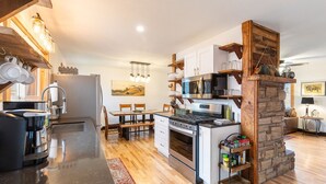 Coffee/tea maker, fridge, microwave, oven - Lester’s Cottage - Riverfront Retreat (Stevensville)