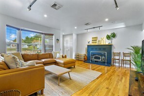 Un salon avec un canapé, une table basse et une cheminée.