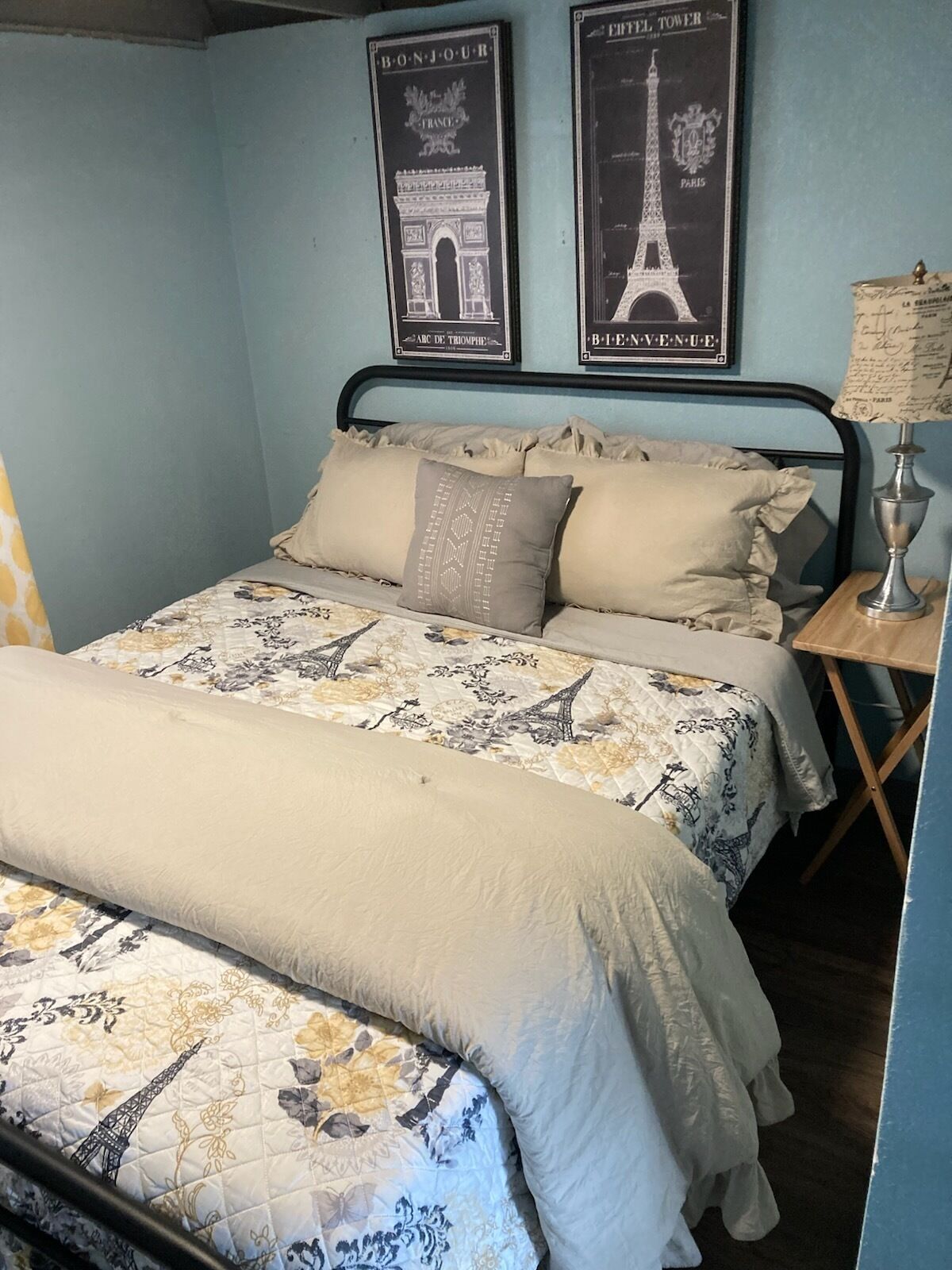 2 bedrooms, desk, iron/ironing board, WiFi (free)