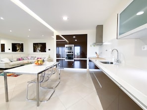 Refrigerador, microondas, horno y lavavajillas 