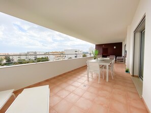 Outdoor dining - Luxury condominium apartment with swimming pool (Lagos)