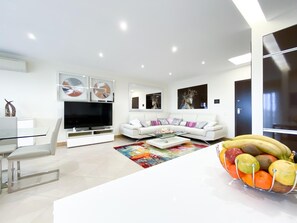 TV - Luxury condominium apartment with swimming pool (Lagos)