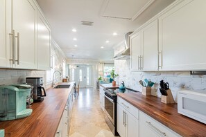 Frigorifero, microonde, lavastoviglie, macchina per tè/caffè