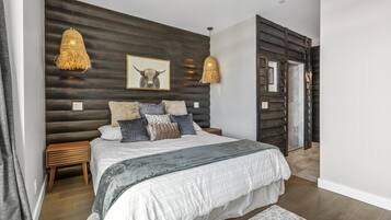 Chalet, 4 Bedrooms, Mountain View, Slope side (4 Bedrooms) | 4 bedrooms, individually decorated, individually furnished, bed sheets