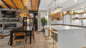 Chalet, 4 Bedrooms, Mountain View, Slope side (4 Bedrooms) | Dining room