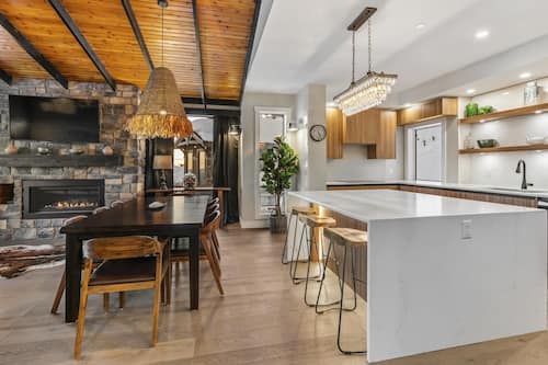 Chalet, 4 Bedrooms, Mountain View, Slope side (4 Bedrooms) | Dining room