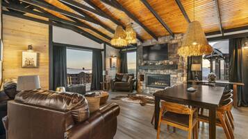 Chalet, 4 kamar tidur, pemandangan gunung, tepi tebing (4 Bedrooms) | Area keluarga | Televisi 50-inci dengan saluran TV kabel, perapian, dan Netflix