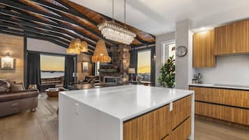 Chalet, 4 Bedrooms, Mountain View, Slope side (4 Bedrooms) | Private kitchen | Microwave, oven, electric kettle, blender