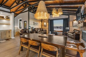 Chalet, 4 chambres, vue sur la montagne, côté piste de ski (4 Bedrooms) | Repas dans la chambre