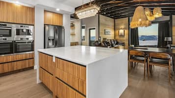 Chalet, 4 kamar tidur, pemandangan gunung, tepi tebing (4 Bedrooms) | Dapur pribadi | Microwave, oven, ketel listrik, dan blender