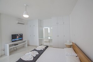 5 bedrooms, iron/ironing board, WiFi, bed sheets