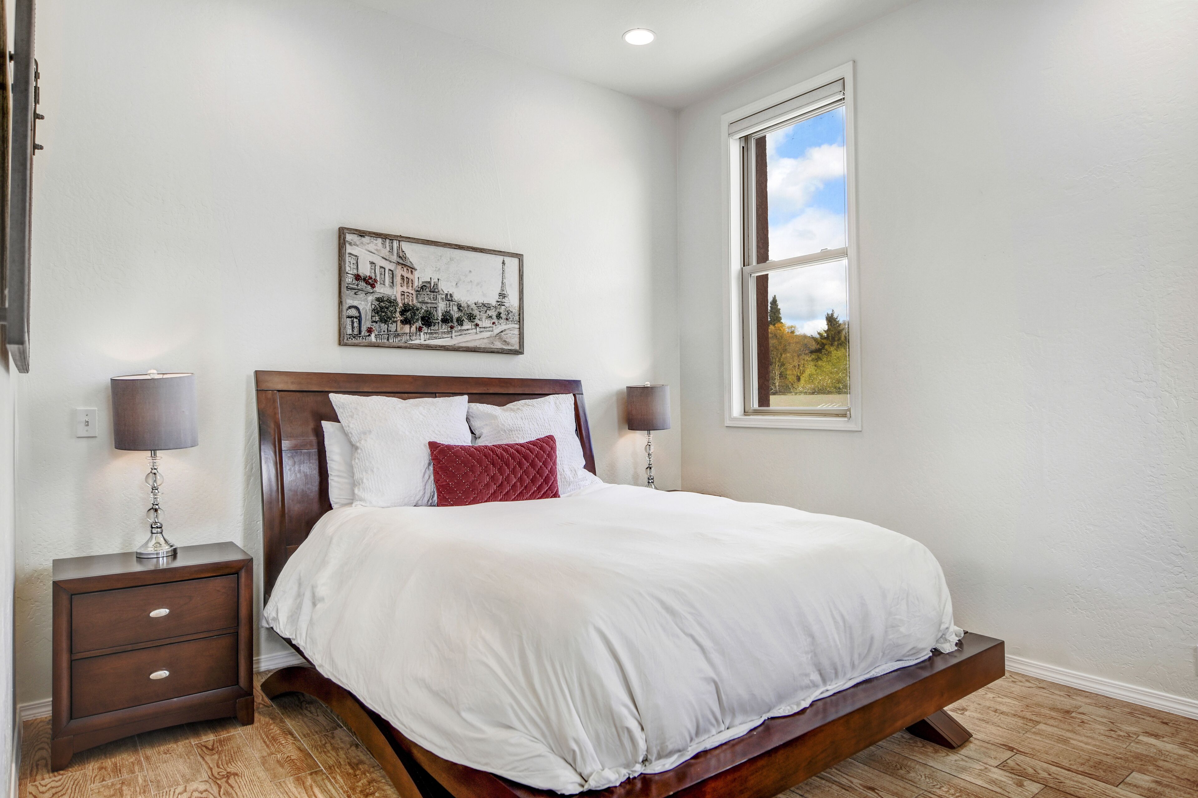 2 soverom, skrivebord, reiseseng for barn og wi-fi (inkludert)