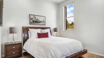 2 soverom, skrivebord, reiseseng for barn og wi-fi (inkludert)