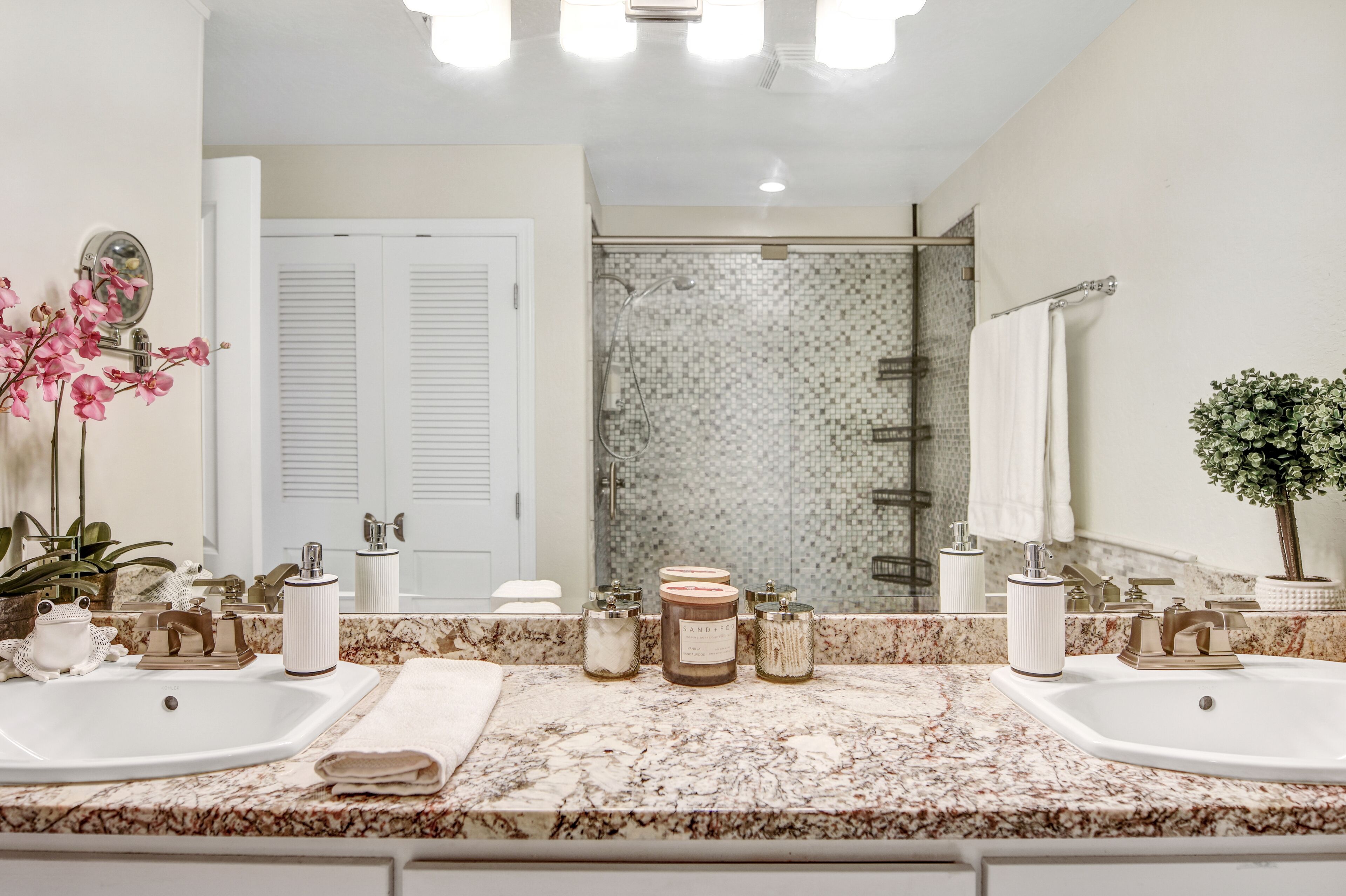 Dusj, håndklær, såpe og sjampo