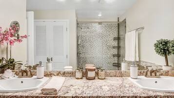 Dusj, håndklær, såpe og sjampo