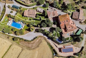 Exterior - Casa Caprifoglio E: A characteristic and welcoming apartment that is part of an ancient country house surrounded by the greenery, with Free WI-FI. (Città della Pieve)