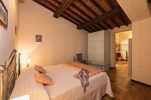 Une chambre à coucher avec un lit, une armoire et une chaise.
