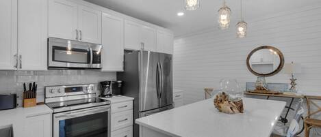 Refrigerador, microondas, lavavajillas, cafetera/tetera