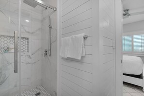 Dusche, Handtücher, Seife, Shampoo