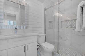 Shower, towels, soap, shampoo - Private Beach | 1 minute walk to Beach! | Beautifully updated 1 bedroom condo | Sleeps 6 | Wi-Fi (Santa Rosa Beach)