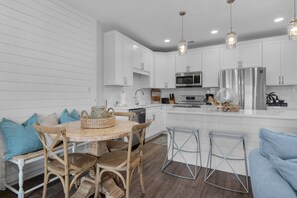 Fridge, microwave, dishwasher, coffee/tea maker - Private Beach | 1 minute walk to Beach! | Beautifully updated 1 bedroom condo | Sleeps 6 | Wi-Fi (Santa Rosa Beach)