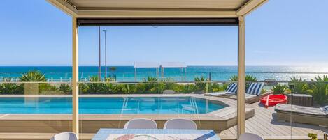 Alberca al aire libre y alberca climatizada