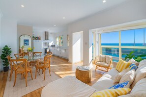 Smart TV - Glenelg Beach House With Private Beachfront Pool (Glenelg North)