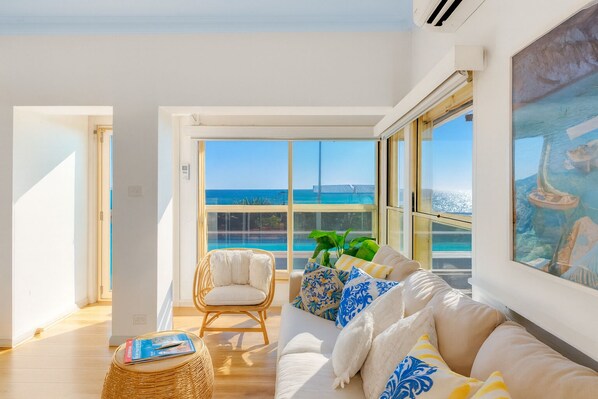 Smart TV - Glenelg Beach House With Private Beachfront Pool (Glenelg North)