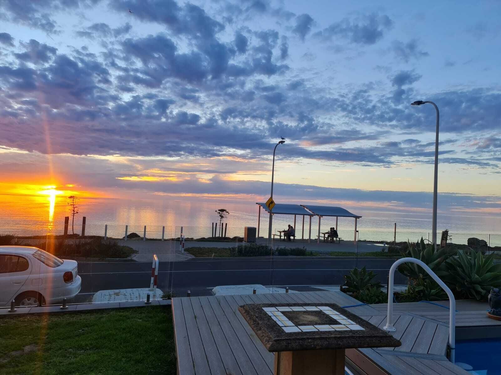 Glenelg Beach House With Private Beachfront Pool — image 3