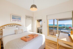 3 bedrooms, in-room safe, desk, iron/ironing board - Glenelg Beach House With Private Beachfront Pool (Glenelg North)