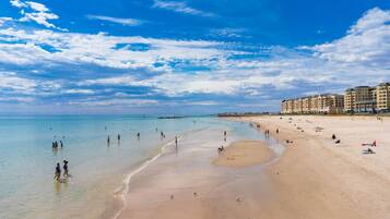 Beach nearby, sun-loungers, beach towels