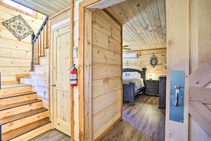 3 habitaciones, escritorio y tabla de planchar con plancha