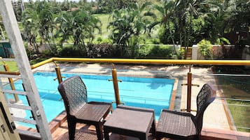 Deluxe Poolview | Área de sala de estar | Televisión de pantalla plana de 32 pulgadas con canales por cable