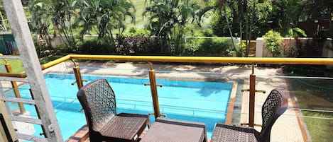 Deluxe Poolview | Aire de séjour | Téléviseur à écran plat de 32 po avec télévision par cùble, téléviseur