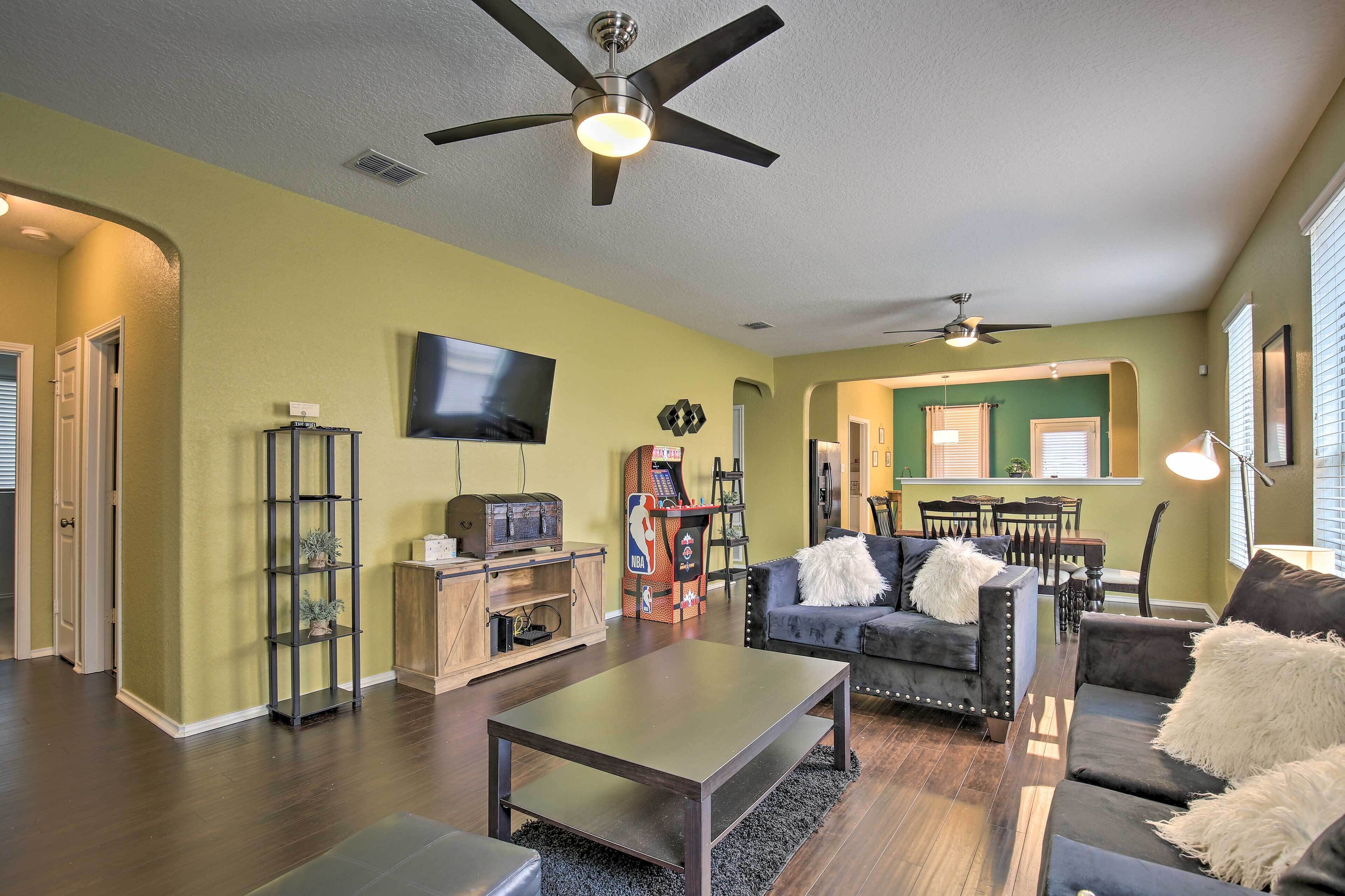 Vibrant San Antonio Home Near Golf Courses!