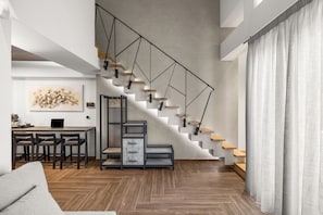 46-英寸纯平电视 (配备有线频道)、电视