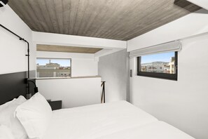 Superior loft | Een kluis op de kamer, een bureau, een laptopwerkplek