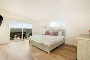 2 bedrooms, free WiFi, bed sheets -   🌵 Sun Oro Joshua Tree - Hot Tub, BBQ, Fire Pit & Gameroom - A Private Desert Oasis 🌵 (Joshua Tree)