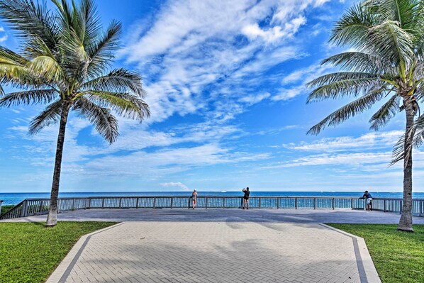 Property grounds - 1 Block to Deerfield Beach: Studio w/ Fire Pit! (Deerfield Beach)