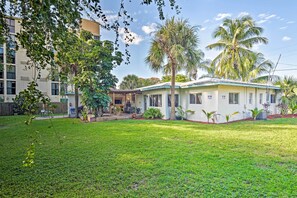 Exterior - 1 Block to Deerfield Beach: Studio w/ Fire Pit! (Deerfield Beach)