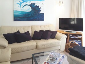 TV, stereo - Idyllically situated first floor apartment near Darßer Wald, south-facing terrace, WLAN (Prerow)